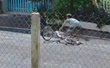 Bị giật 140 tờ vé số, bé trai đạp xe đuổi theo rồi bị ngã