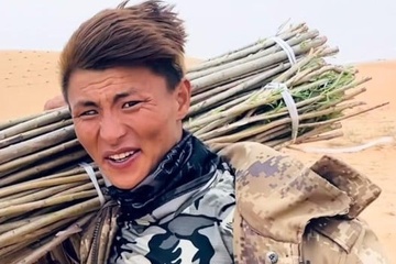 'Hoàng tử sa mạc' nổi tiếng nhờ đôi mắt hai màu ở Trung Quốc
