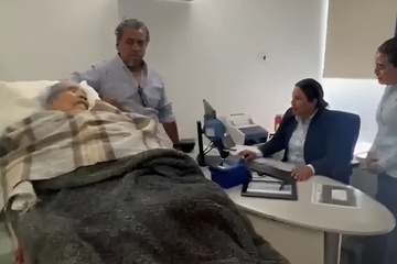 Cu ba 96 tuoi phai nam cang den ngan hang Mexico mo lai tai khoan hinh anh