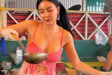 Chu quan Thai Lan mac goi cam de hut khach hinh anh