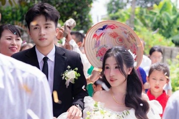 Cap doi dung rap o truong cu, moi thay co, bac bao ve an cuoi hinh anh