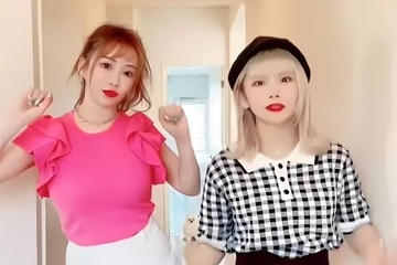 Me 37 tuoi, con 23 tuoi mo quan ca phe hau gai o Nhat Ban hinh anh