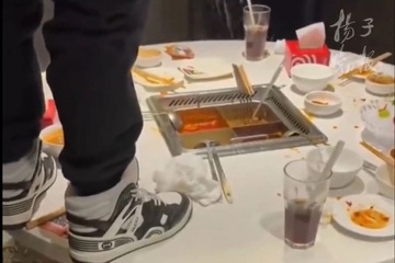 Ban an cho 2 thanh nien Trung Quoc tieu vao noi lau Haidilao hinh anh