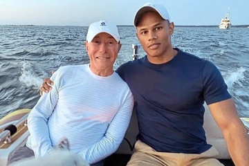 Ông trùm giải trí Mỹ 82 tuổi ly hôn chồng kém 50 tuổi