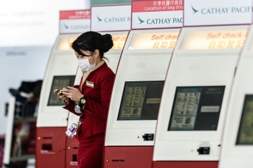 Tiep vien hang khong Cathay Pacific nhiem virus corona hinh anh