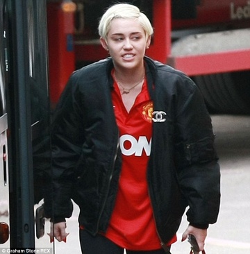 Miley Cyrus gia nhap doi quan fan cuong M.U hinh anh