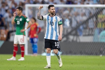 Messi bien viec di bo tren san bong tro thanh nghe thuat hinh anh