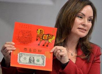 Nua trieu dong doi 1 USD may man hinh anh