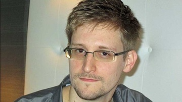 Snowden duoc phep di lai va lam viec tai Nga hinh anh