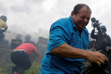 Venezuela dung hoi cay dep nguoi bieu tinh vi thieu thuc an hinh anh