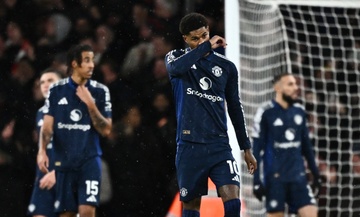 Arsenal nhan chim MU bang 2 qua phat goc hinh anh