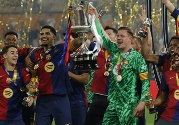 Fan Espanyol 'noi song' vi CLB chuc mung Barca vo dich hinh anh