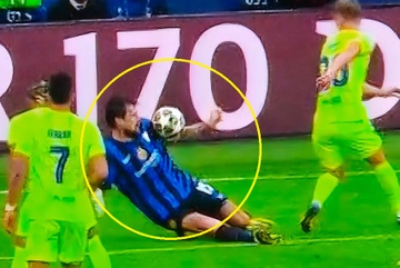 Tranh cãi trong ngày Barca bị loại