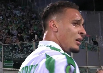 Antony bật khóc