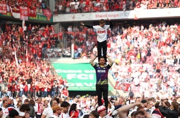 Bien nguoi tran xuong san mung Cologne tro lai Bundesliga hinh anh