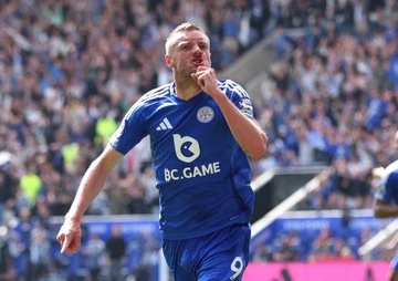 Ben do bat ngo danh cho Vardy hinh anh
