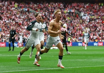Phút bù giờ điên rồ ở chung kết play-off thăng hạng Premier League