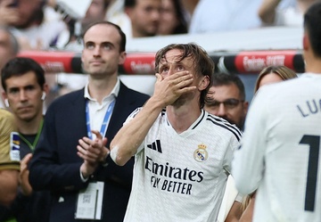 Khoanh khac xuc dong trong ngay Modric, Ancelotti chia tay Real hinh anh