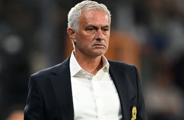 Mourinho bi nhac ten trong be boi chan dong bong da Tho Nhi Ky hinh anh