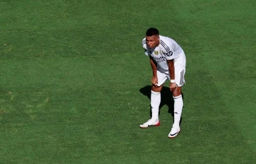Báo Anh: 'PSG làm nhục Mbappe và Alonso'
