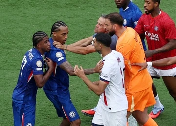 Hành động xấu xí của Luis Enrique sau trận thua Chelsea