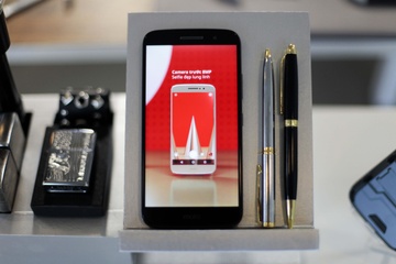 Anh Moto M RAM 4 GB gia 6,9 trieu dong vua ve Viet Nam hinh anh
