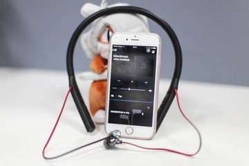 Mo hop tai nghe khong day Sennheiser gia 5,3 trieu dong hinh anh