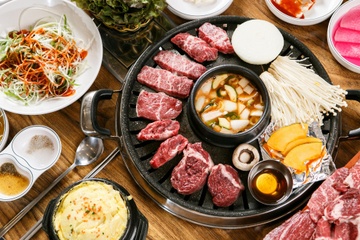 Tiec Giang sinh voi buffet nuong, lau tai TP.HCM hinh anh