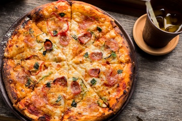 Lam de pizza khong can lo nuong tu khoai tay hinh anh