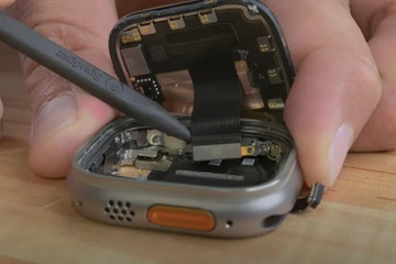Ben trong chiec Apple Watch dat ngang iPhone hinh anh