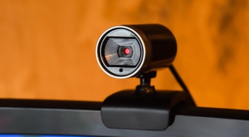 Nhan vien bi duoi viec vi khong chiu bat webcam trong gio lam hinh anh