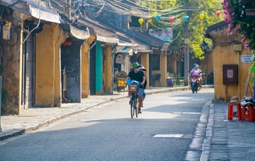 Chu nha o pho co Hoi An dua nhau rao ban hinh anh