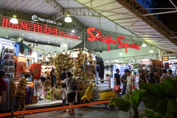 QLTT noi Saigon Square ban hang gia lai cao, vuot xa so tien phat hinh anh