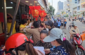 Noi vang khach, noi xep hang ca tieng moi mua duoc banh trung thu o TP hinh anh