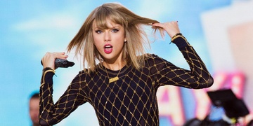 Fan cuong quay roi Taylor Swift luc nua dem hinh anh