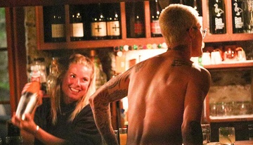 Justin Bieber bat ngo khoa than trong quan bar hinh anh