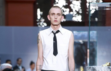 Mau nam mac vay, mang giay cao got tren san catwalk hinh anh