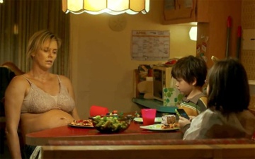 Charlize Theron an vao 2h sang, tang 22 kg de lam ba me so se, xau xi hinh anh