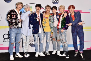 Phim ve phia sau anh hao quang cua nhom nhac dinh dam BTS hinh anh