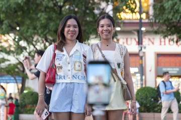 Trao luu 'Viet Nam goi, khach Tay len duong' hinh anh