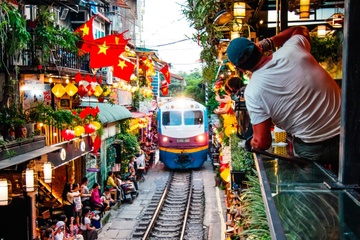 Tau Thong Nhat xuyen Viet qua mat phong vien Anh hinh anh