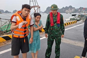 Lật tàu du lịch trên vịnh Hạ Long