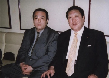 Bi an buc anh quan chuc Nhat chup voi trum xa hoi den hinh anh