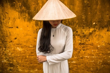 Ao dai qua cach khac hoa doc dao cua nhiep anh gia Rehahn hinh anh