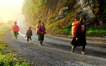 Thi tran Dong Van vao mua dep nhat o Ha Giang hinh anh