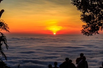 Hanh trang dam bao an toan khi leo nui Ba Den don binh minh hinh anh