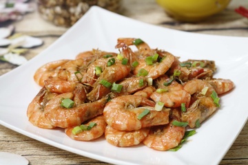 Tom rim nuoc cot dua cho bua trua cua ban hinh anh