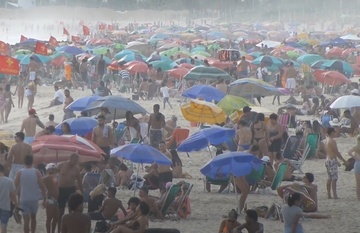 Bai bien Rio de Janeiro chat kin nguoi bat chap gian cach xa hoi hinh anh