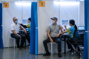 Nguoi da tiem vaccine se chi cach ly 7 ngay khi den Hong Kong hinh anh