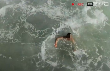 May bay khong nguoi lai cuu song cau be duoi nuoc hinh anh